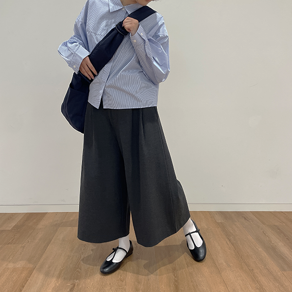 153cm エディターが「キュロット」Mサイズ・08 DARK GRAY 着用している写真