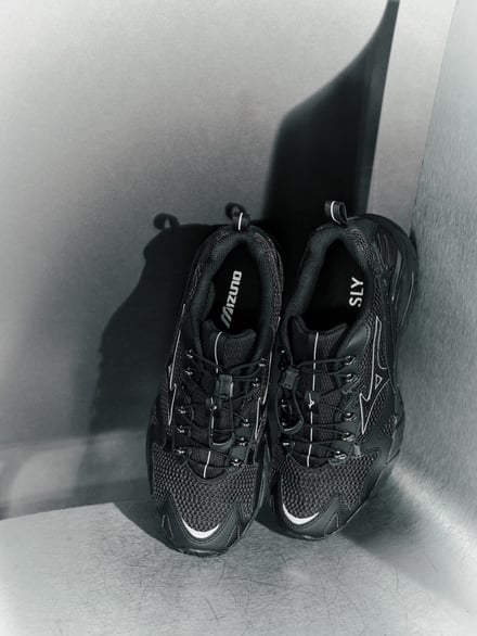 ミズノとスライのコラボモデル「WAVE RIDER 10 SLY」