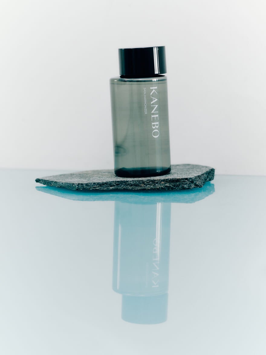 KANEBOの化粧水「スキンハーモナイザー」の容器