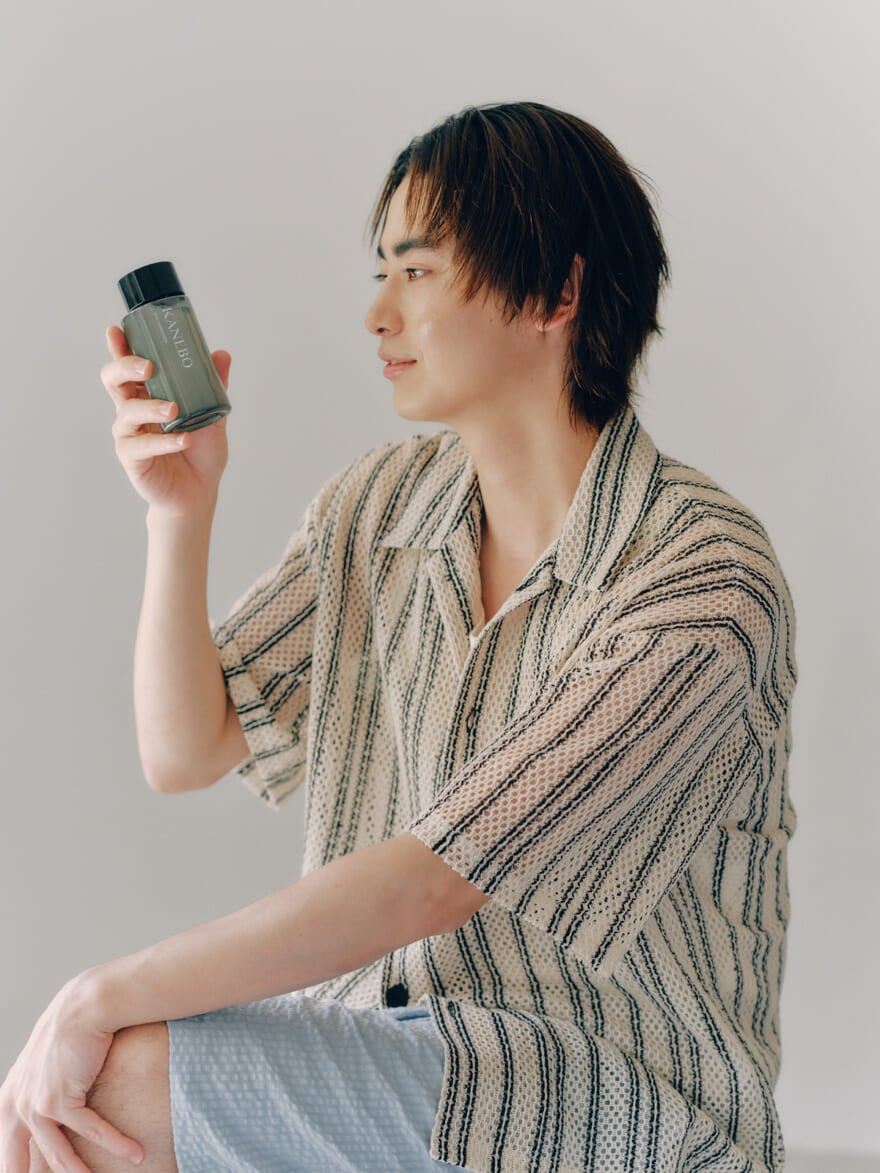 スキンハーモナイザーを手に持つ豊田裕大