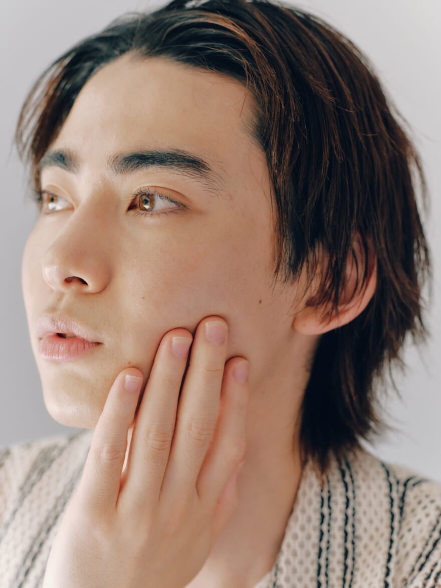 KANEBOの化粧水「スキンハーモナイザー」を肌に塗るメンズノンノモデルで俳優の豊田裕大