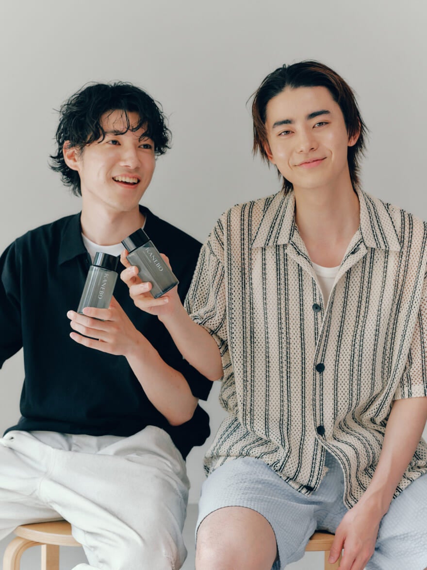 スキンハーモナイザーを手に取る高橋璃央と豊田裕大１