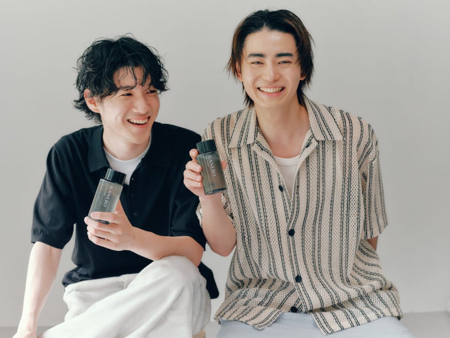 スキンハーモナイザーを手に取る高橋璃央と豊田裕大２