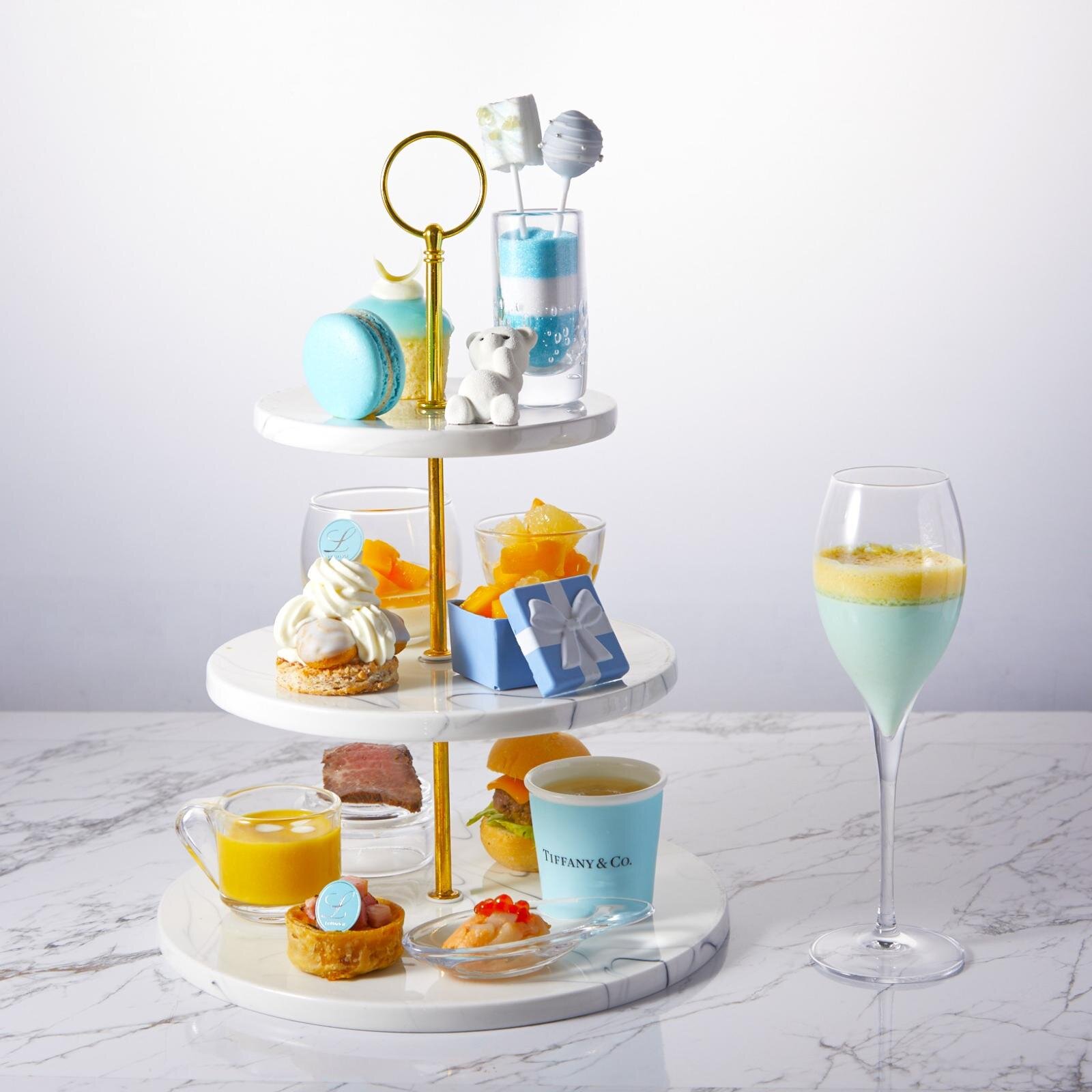 「アフタヌーンティー “エレガンス ブルー エテ”」平日 10,500円、土日祝 11,000円 ※オプション(テディベア2体追加) プラン ＋1,500円 ※すべてサービス料込み。