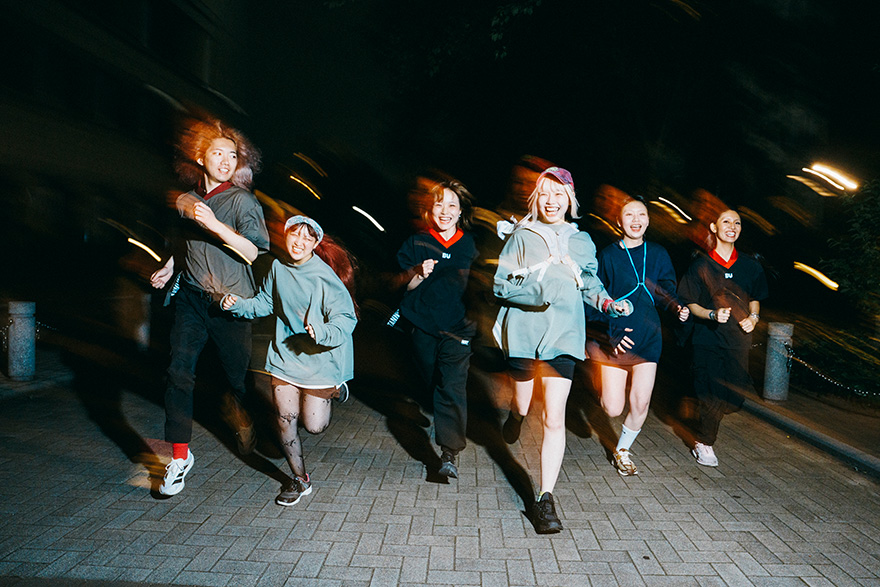 夜のグループランで自作のランニングウエアを着て走るメンバー（写真／軍記ひろし）