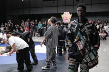 「普通のショーはやらない」「ヨシオクボ」がブレイキンダンスとの融合で見せた、ファッションの拡張 - WWDJAPAN