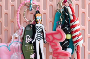 ファッションブランド「エル ガール」がバービーとコラボ！ Tシャツやチャームをラインナップ