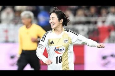 槙野智章の引退試合に妻の高梨臨さんが登場！　“やり直し”でPK成功…夫婦でゴールパフォ