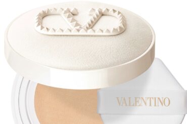 品格漂うアイボリーカラーが主役のヴァレンティノ ビューティーのホリデーコレクション | Vogue Japan