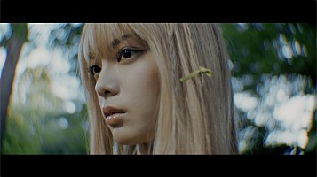 平手友梨奈、金髪で「I'm human」MVに登場 - Billboard JAPAN