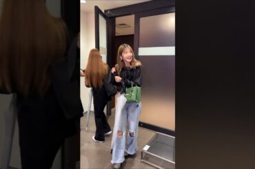 AKB48 村山彩希 自分の卒業記念衣装展を見たゆいりーのリアクション🍎👗 大丸東京店で村山彩希ミニ衣装展が6月17日(火)まで開催中❕