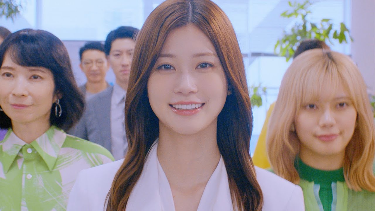 生見愛瑠、白のパンツスーツ姿!オフィスを颯爽とウオーキング ココナラ新CM&メーキング 生見愛瑠、白のパンツスーツ姿!オフィスを颯爽とウオーキング ココナラ新CM&メーキング