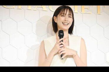 本田翼、白のノースリーブで万博フランス館フォトコールに登壇　赤い糸で結ばれているのは…