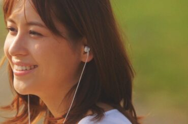 青木裕子　「久々に、パーマヘア」新ヘア＆白Tへそ出しルックの近影公開「すごく素敵」「お似合いです」