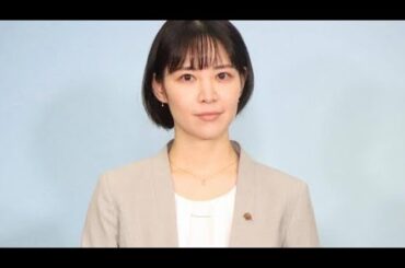 ＜吉谷彩子＞お仕事コーデでキリリ　ノーカラージャケット×ゴールド調アクセで品よく..