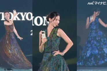 中条あやみ、重さ約15kgのLEDドレスで登場！次々とドレスの柄が変わる魔法のようなランウェイ『マイナビ TGC 2025 A/W』