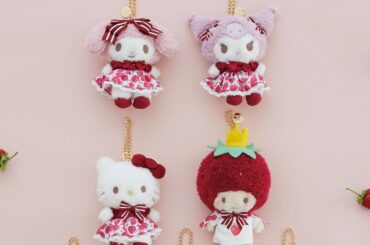 メゾン ド フルール×サンリオ「月間いちご新聞」”いちご柄衣装”のぬいぐるみチャームやフリルトート - ファッションプレス