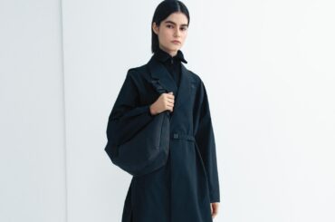 ユニクロ ユー25年秋冬ウィメンズウェア、ゆったりロングコート＆くすみブルーのカーブパンツなど - ファッションプレス