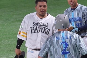 上沢からデッドボールを受ける牧、桑原に対し、ひたすら謝る山川(2025.6.14/PayPayドーム）