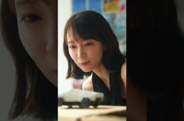 【#吉岡里帆 さん 、アートとワイン、そして女優🍷🖼️ ˎˊ˗】撮影を行ったワインバーは、アートも展示するお洒落な空間✨カメラに向ける素敵な笑顔に、目が離せません👀💕