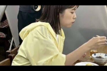 小芝風花、撮影中のもぐもぐショットにファンもん絶「可愛すぎます」「何を食べてるのかな？」