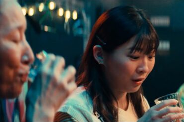 伊藤沙莉演じるまじむ、ラム酒との運命的な出会いのシーン公開　映画『風のマジム』本編映像「まじむとおばあ BARへ行く」篇