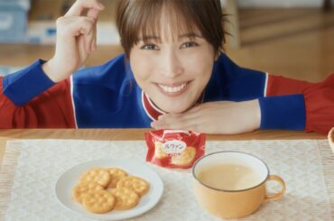 広瀬アリス、青と赤のワンピース姿がキュート！　食のピンチを解決する“ルヴァンの化身”に　ヤマザキビスケット「ルヴァンシリーズ」の新CM