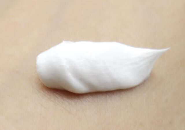 suisai　ビューティクリア ペーストウォッシュ　肌に出す