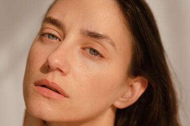 もしかして、メイク依存かも？ 厚化粧派が1週間すっぴんで過ごしてみた | Vogue Japan