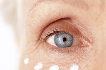 秋こそリセット！ 夏の目もと疲れを集中ケア | Vogue Japan