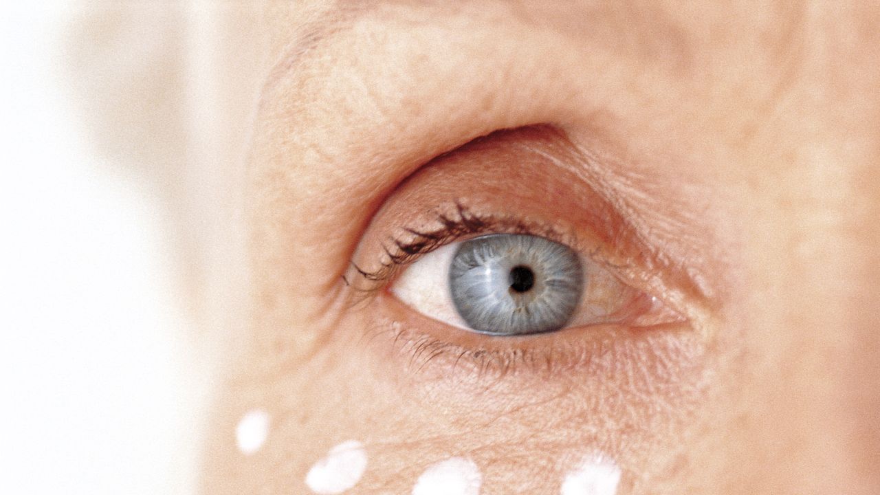 秋こそリセット! 夏の目もと疲れを集中ケア | Vogue Japan 秋こそリセット! 夏の目もと疲れを集中ケア | Vogue Japan