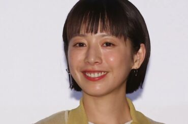 「めちゃイイ」夏帆、キュートなピンク髪で印象ガラリ　少女のようなミニ丈ルックでスラリ美脚も披露
