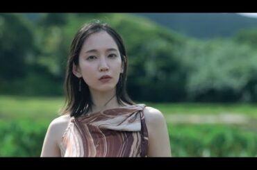 ＜吉岡里帆＞オアフの大自然に抱かれ、身も心もゆだねる　「FRaU」表紙　健康的で美しい姿を披露