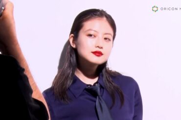 今田美桜、超クールなスーツ姿でキメ顔！最近の変化も明かす「自炊が増えました」　SCSK新TVCM「BIG MOUTH編」メイキング＆インタビュー