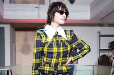 ヴィヴィアン・ウエストウッド青山旗艦店オープンを祝したミニショー、ブランドのDNAで溢れさせて - ファッションプレス