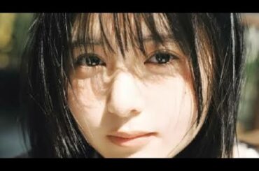 頓知気さきな、イエロー水着でソフトクリームをぺろり