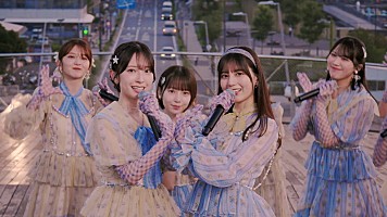 日向坂46、横浜の美しいロケーションで「お願いバッハ！」パフォーマンス - Billboard JAPAN