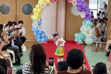 甲府みなみ幼稚園の園児71人が出演する「KIDS RUNWAY（キッズランウェー）」の様子。