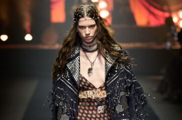 エトロが率いる、色鮮やかなテクニカラーとプリントのファッションパレード【2026年春夏 ミラノコレクション】 | Vogue Japan