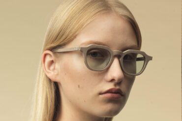 イッセイ ミヤケ アイズの”木目調”アイウェア、ナチュラルなベージュカラーで - ファッションプレス