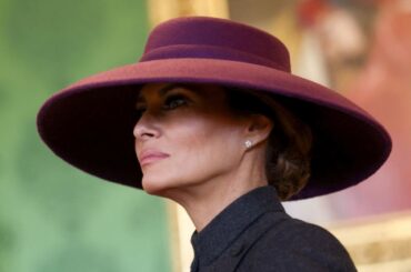 トランプ米大統領の妻、メラニア夫人は英国訪問で再び顔を覆うほどつばの大きい帽子を着用した