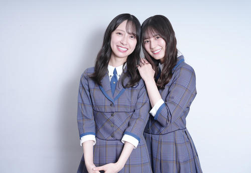新曲でダブルセンターを務める日向坂46の金村美玖（左）と小坂菜緒（撮影・足立雅史）