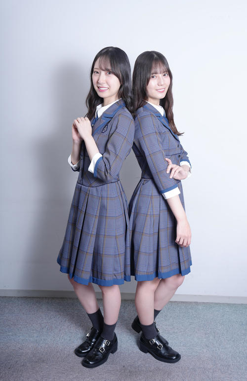 新曲でダブルセンターを務める日向坂46の金村美玖（左）と小坂菜緒（撮影・足立雅史）