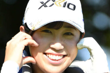 ハートをつくる菅沼菜々（2025年7月撮影）