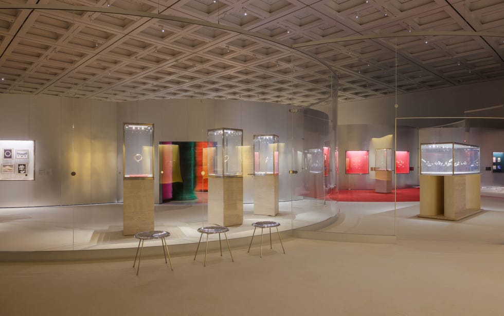 「ブルガリ カレイドス　色彩・文化・技巧」国立新美術館　2025年　展示風景