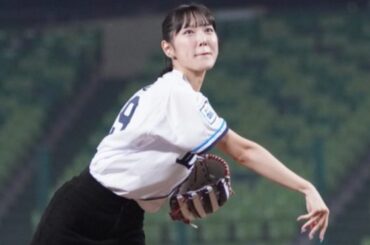 父は監督…元アイドル娘が豪快投球「可愛すぎる」　華麗な姿にほっこり「パパもイケメン」 | Full-Count