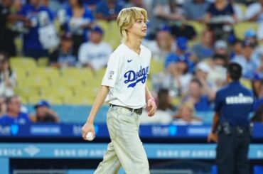 ド軍戦に現れた"高身長"アイドルに悶絶「表情も全てが完璧」　朝からファン歓喜「美しい」 | Full-Count