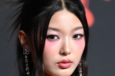 KATSEYEユンチェ、アリアナ・グランデ、サブリナ・カーペンターほか登場！2025 MTV VMAsビューティルック速報 | Vogue Japan