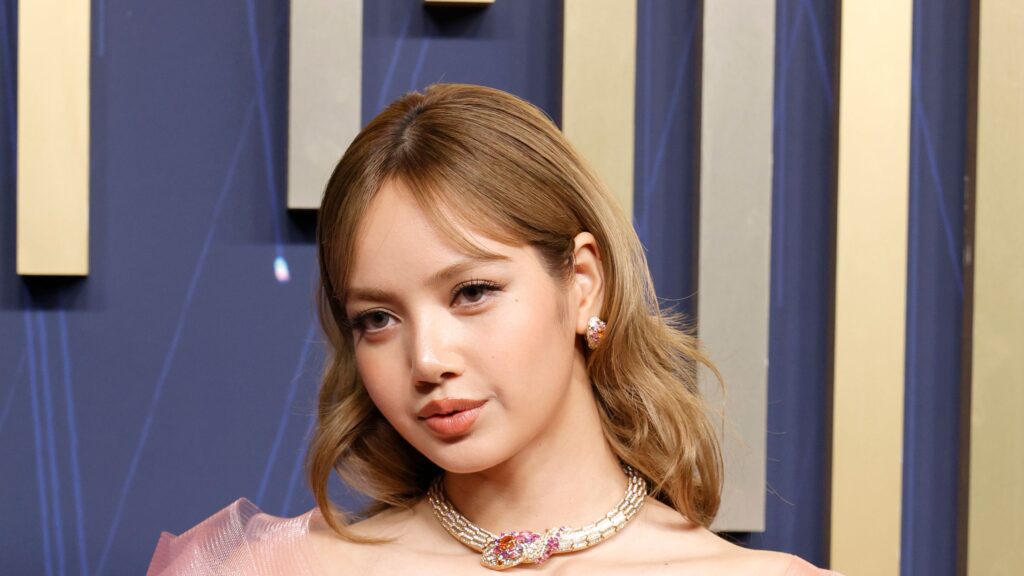 BLACKPINKリサも魅せた！2025年エミー賞レッドカーペットの華やぐベストビューティー | Vogue Japan