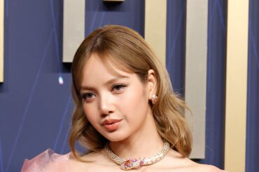 BLACKPINKリサも魅せた！2025年エミー賞レッドカーペットの華やぐベストビューティー | Vogue Japan